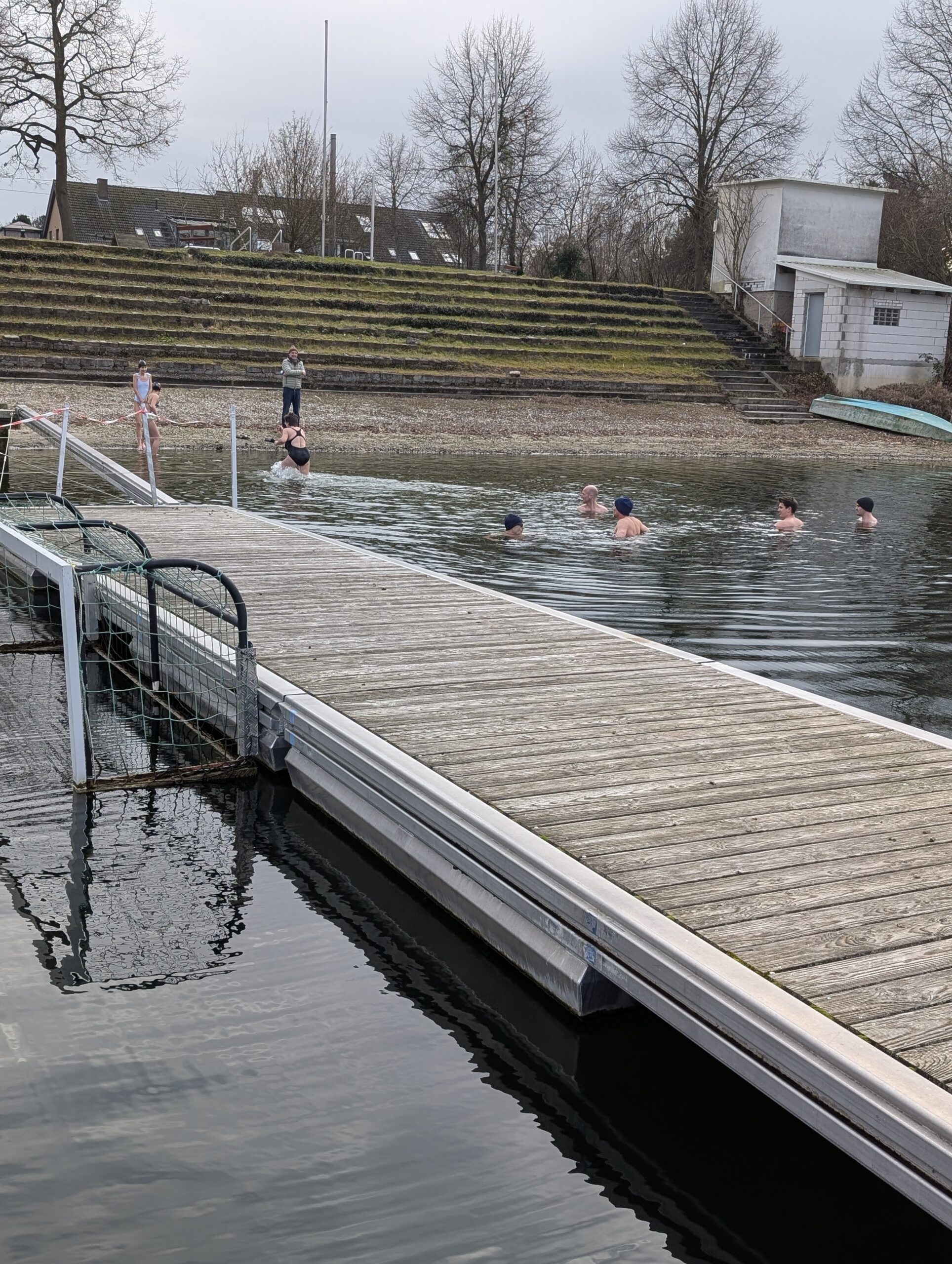 Mehr über den Artikel erfahren Eisbaden am Stollenwörthweiher